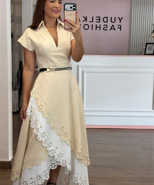 Vestido crema con encaje en el ruedo y cinturón fino