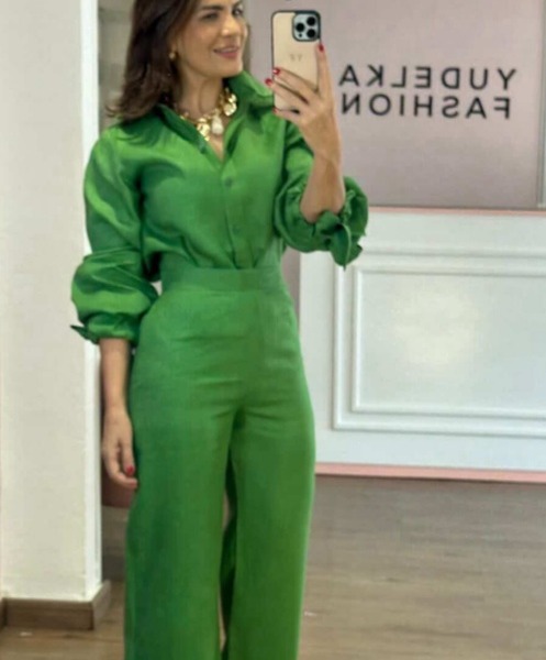 Conjunto verde de blusa y pantalón de pierna ancha