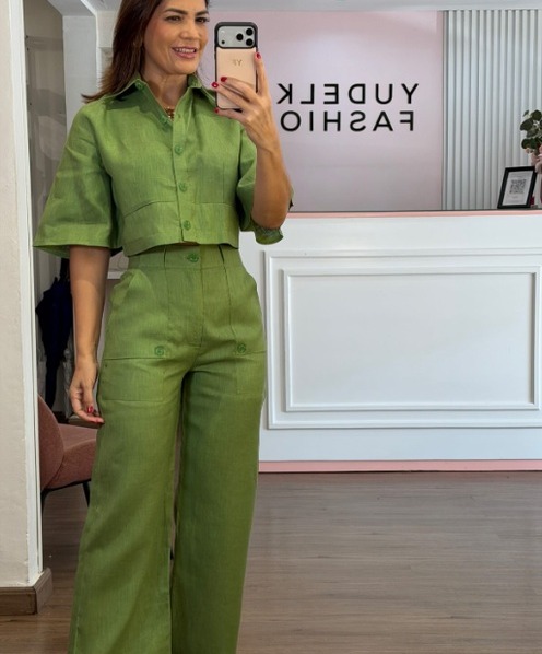 Jumpsuit verde militar con mangas abullonadas y cinturón