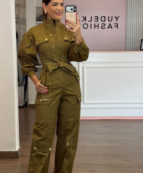 Jumpsuit oliva estilo utilitario con lazo en la cintura