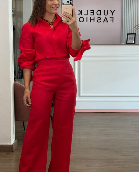 Conjunto rojo de lino con blusa de mangas abullonadas y pantalón ancho